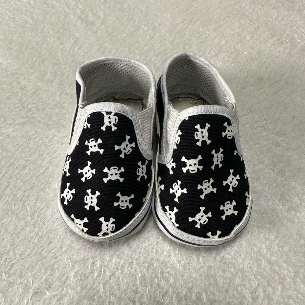 Bon Bebe Baby Crib Shoes with Skull and Crossbones Graphic - Sz. 1